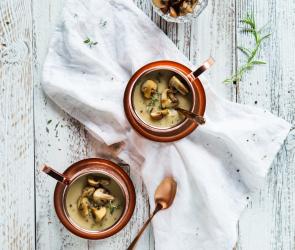 Suppe in Suppenschalen serviert.