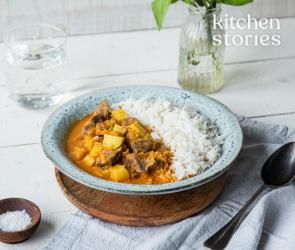 Massaman Curry mit Reis auf einem Teller serviert.