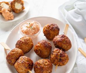 Mediterran gefüllte Hackbällchen auf einem Teller mit Dip