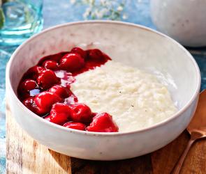 Milchreis mit heißen Kirschen