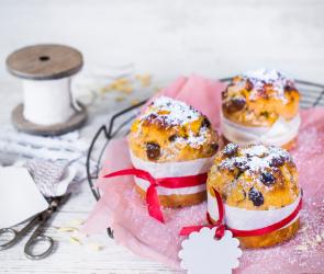 Drei Mini-Zimt-Panettone mit Puderzucker bestäubt und angerichtet. 