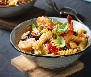 Pasta mit Artischocken und Oliven in zwei Schalen.