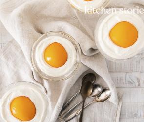 Oster-Käsekuchen im Glas auf einem Tisch angerichtet.