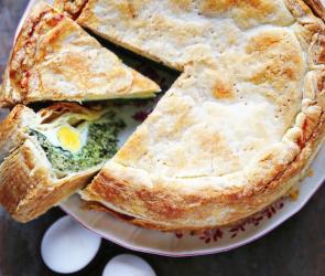 Ostertorte mit Spinat und Eiern