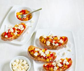 Paprika-Bruschette mit Schafskäse