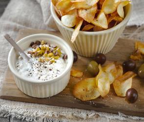 Pastinaken-Chips mit Dip