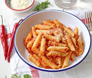 Nudeln mit Tomatensauce in einem tiefen Teller.