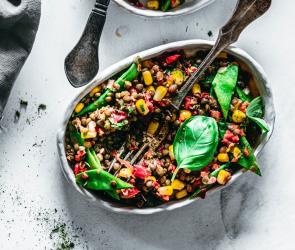 Linsensalat mit Paprika, Zuckerschoten und Mais
