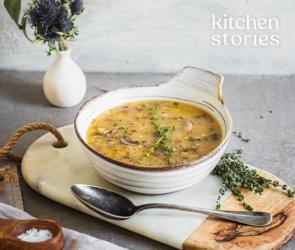 Pilz-Gersten-Suppe in einer Suppenschüssel mit Löffel.