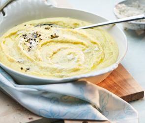 Cremige Polenta mit Gorgonzola aus dem Cookit auf einem Teller.