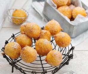 Viele Quarkbällchen auf einem Abtropfgitter.