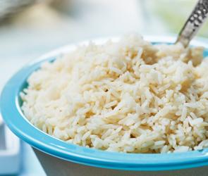 Quellreis in einer Schale mit Löffel.