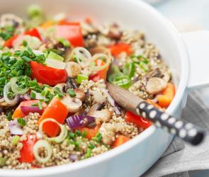 Quinoa mit Pilzen und Gemüse in einer Schüssel angerichtet.