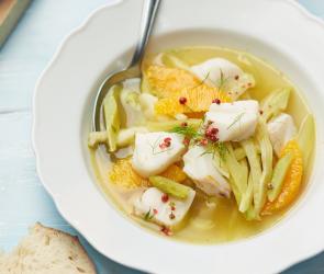 Ragout vom Kabeljau mit Fenchel und Orangen in einem Teller serviert.