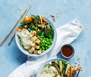 Reisbandnudeln mit Gemüse und Sojasoße in zwei Schalen