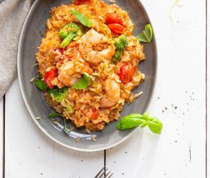 Reispot mit Garnelen und Brokkoli