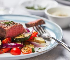 Rinderfilet mit mediterranem Gemüse auf einem Teller.