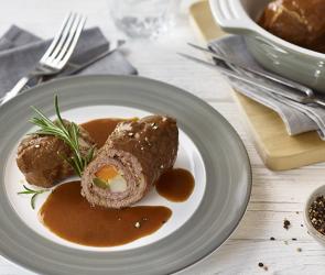 Rinderroulade im Cookit auf einem Teller mit Sauce.
