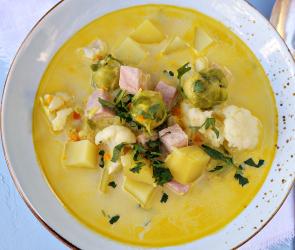 Rosenkohl-Eintopf mit Kasseler in einem Suppenteller.