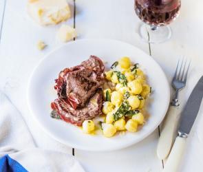 Saltimbocca vom Hirschrücken mit Gnocchi in Salbeibutter und Feldsalat