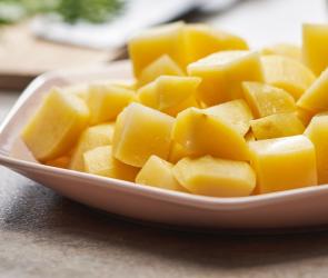 Salzkartoffeln in Würfeln auf einem Teller.