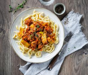 Schnelles Hähnchengulasch auf Teller