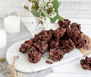 Mehrere Schokoknusperflakes auf einem Brettchen.