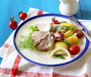 Schweinefilet mit Fenchelgemüse auf einem Teller angerichtet.