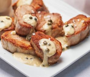 Schweinefiletmedaillons in grüner Pfeffersauce