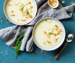 Selleriesuppe in drei Schalen verteilt.