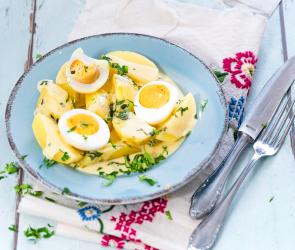 Senfeier mit Kartoffeln auf einem Teller angerichtet.