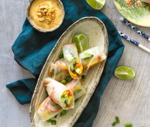 Sommerrollen mit Erdnusssauce auf Teller.