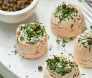 Soufflé vom Lachs aus dem Cookit auf einem Tablett mit Kräutern garniert.