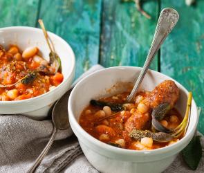 Tomaten-Bohnen-Topf mit Salsiccia in zwei Schalen.