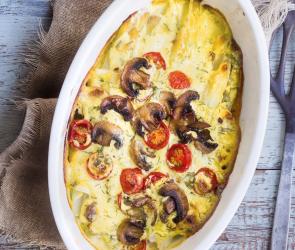 Überbackene Spargelröllchen mit Kräuter-Hollandaise in einer Auflaufform.