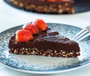 Ein Stück veganer Schokokuchen auf einem Teller.