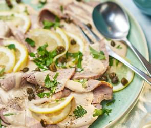 Vitello Tonnato auf einem Teller angerichtet.