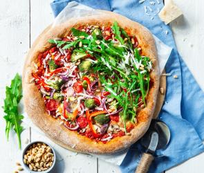 Vollkornpizza Green-Garden auf einem Tisch mit Tuch.