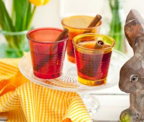 Wärmender Osterpunsch in Gläsern.