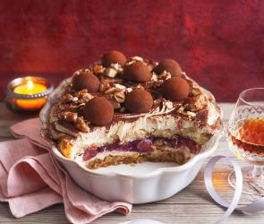 Tiramisu angeschnittenen in einer Form.