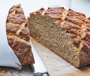 Weizen-Roggenbrot angeschnitten auf einem Holzbrett.