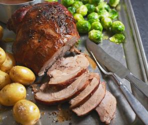 Wildschweinbraten mit Rosenkohl