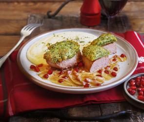 Wildschweinmedaillons mit Pinienkernkruste und cremiger Polenta