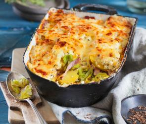 Wirsing-Kartoffel-Auflauf mit Kasseler in einer Auflaufform.