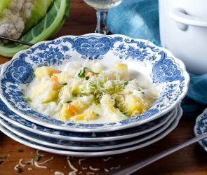 Wohliger Wintereintopf im tiefen Teller serviert