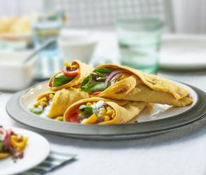 Wraps mit Lammfüllung und Bärlauchjoghurt auf einem Teller.