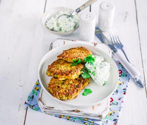 Zucchini-Karotten-Puffer mit Schafskäsedip