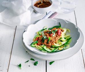 Zucchininudeln auf Teller mit Bolognesesauce