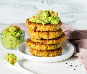 Zucchini-Tomaten-Puffer mit Avocadocreme