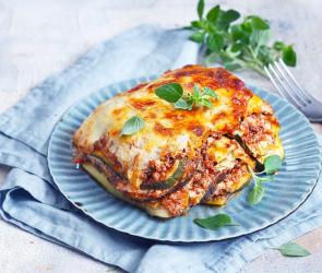 Ein Stück Zucchinilasagne aus dem Cookit auf blauem Teller.